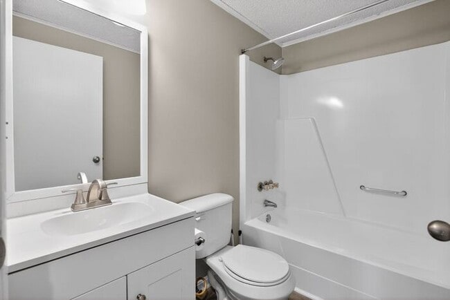 Building Photo - 47499 Southampton Dr