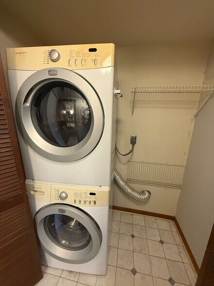 Building Photo - 5123 Pinebrook Dr