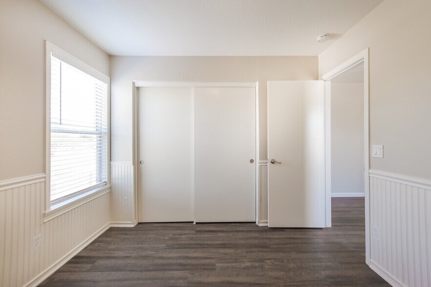 Building Photo - 2221 E Union Hills Dr