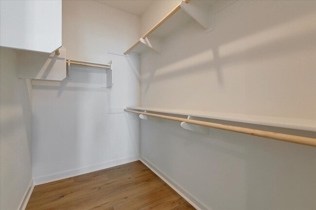 Building Photo - Updated and Luxurious Gorgeous 3 Bedroom T...