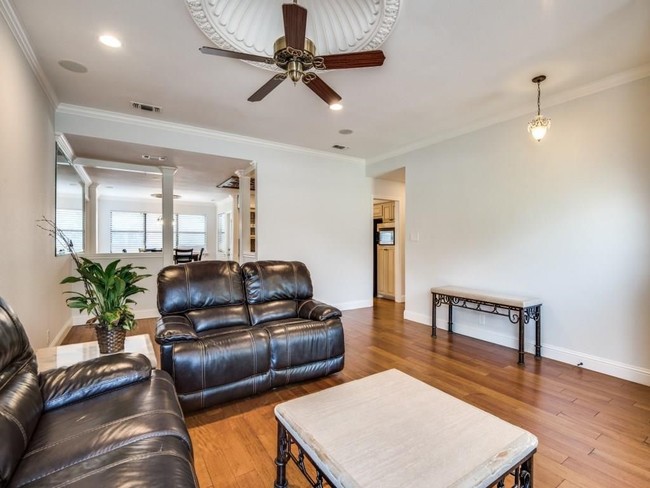 Building Photo - 2121 Aspenwood Dr N