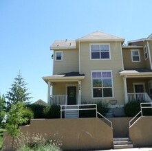 Building Photo - 2 Bed Highlands Townhome