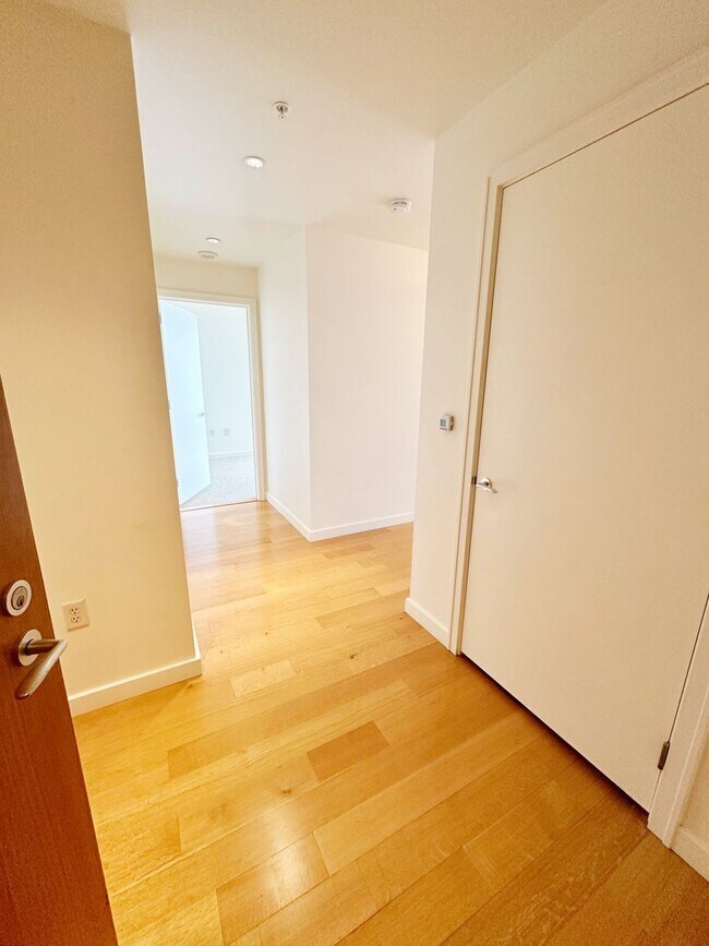 Building Photo - Spacious, open-concept 1-bedroom 7th floor condo in the South Waterfront District.