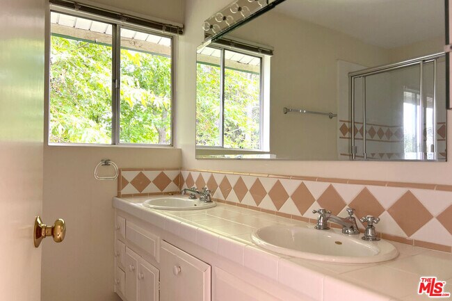 Building Photo - 2325 Banyan Dr