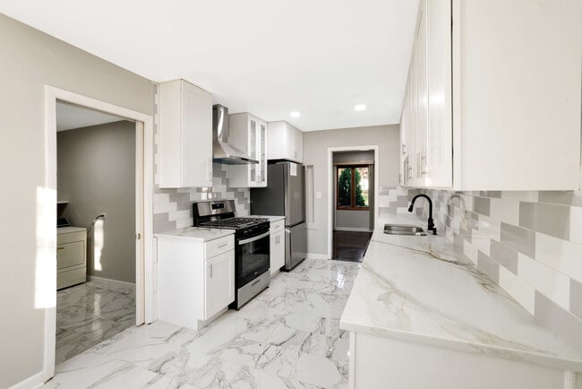 Building Photo - 75 Carthage Ln