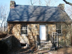 Building Photo - Foxhaven Farm Stonehouse!