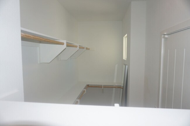 Building Photo - Stunning 4 Bedroom 3 Bath Plus Loft Home i...