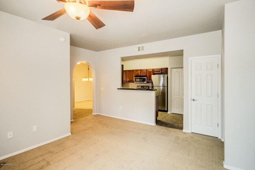 Living room - 2550 E River Rd