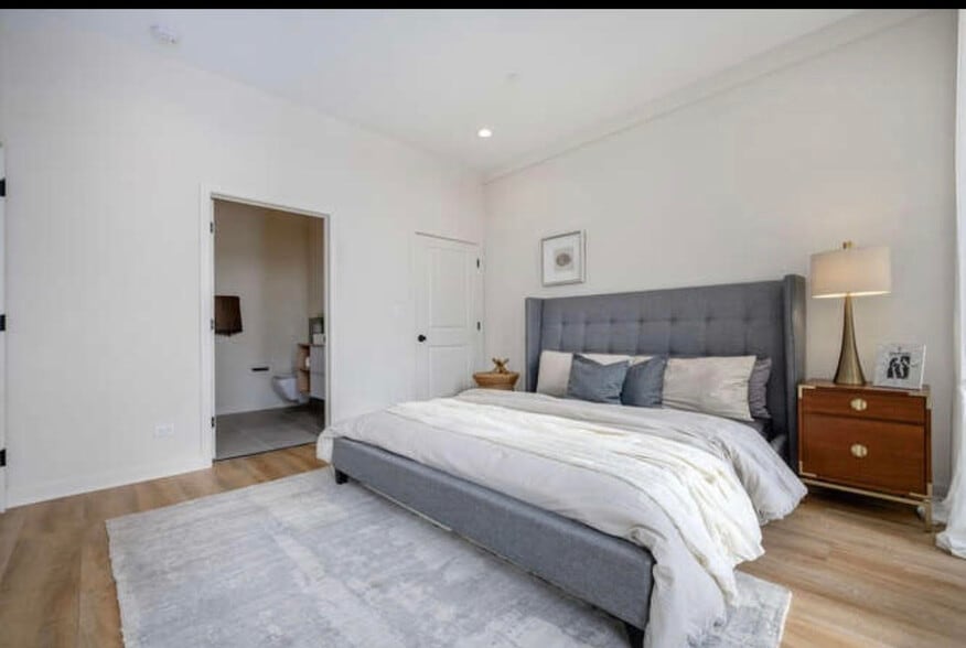 Building Photo - 3207 N Narragansett Ave