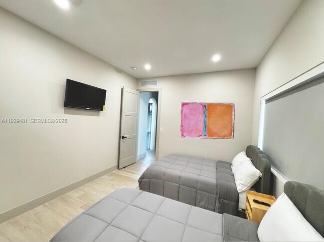 Building Photo - 2975 SW 15th St