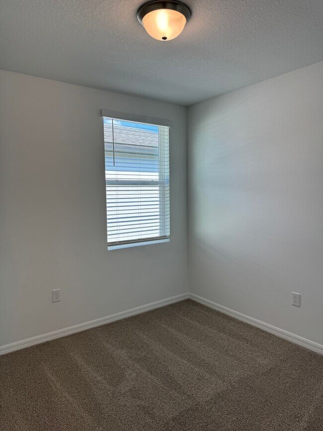 Building Photo - 3 Bedroom 2 Bath with Double Car Garage in Poinciana!