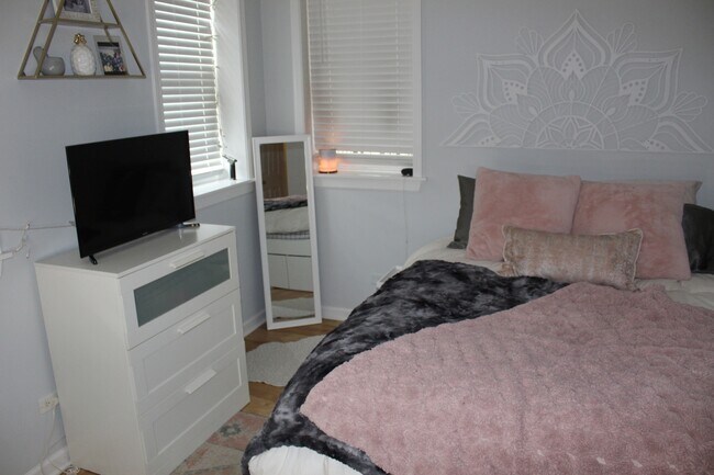 Building Photo - 3745 W Argyle St