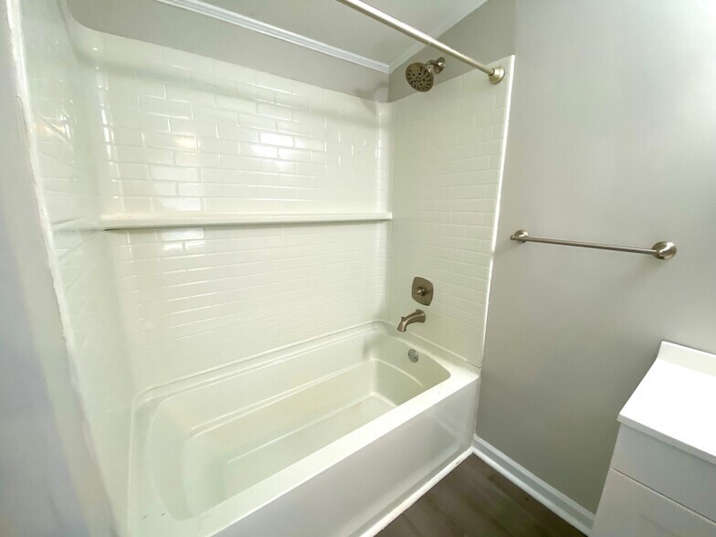Building Photo - 102 Persimmon Dr
