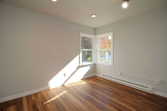 Building Photo - 805 NW Angeline Ave