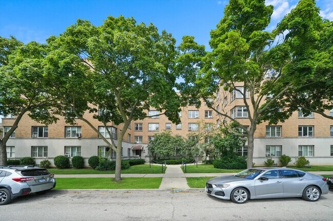 Building Photo - 2610 W Balmoral Ave