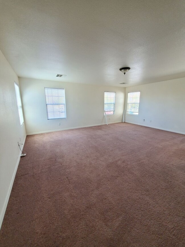 Building Photo - Summerlin 3/2.5 with huge loft