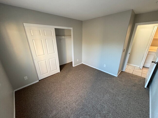 Building Photo - Spacious 3Bed/3Bath Two Story Home Located...