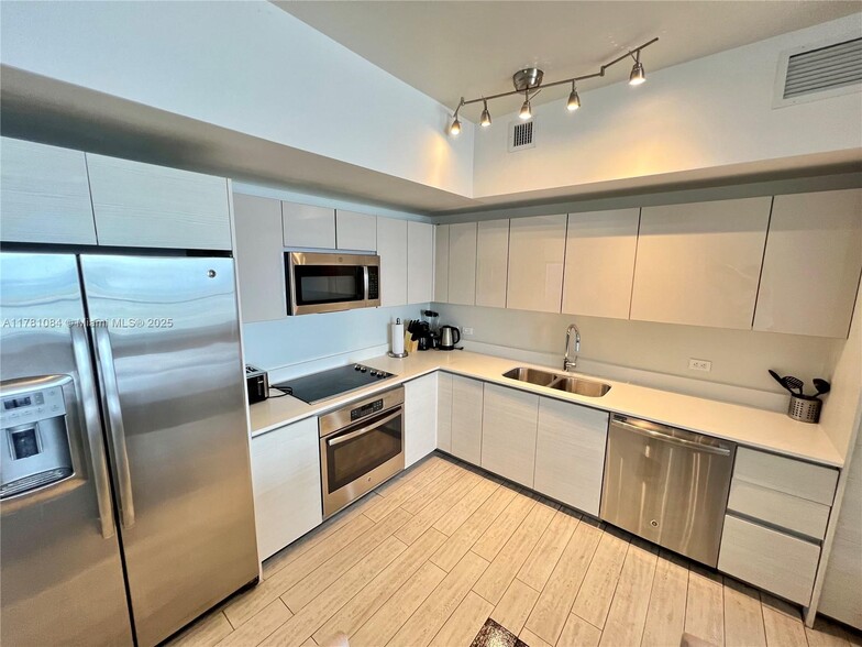 Building Photo - 2600 E Hallandale Beach Blvd