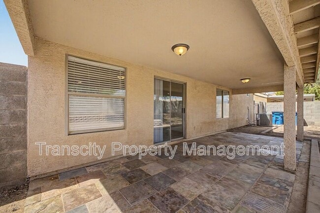Building Photo - 932 W 19th Ave