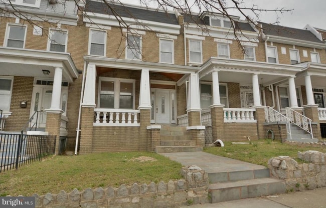 Building Photo - 733 Otis Pl NW