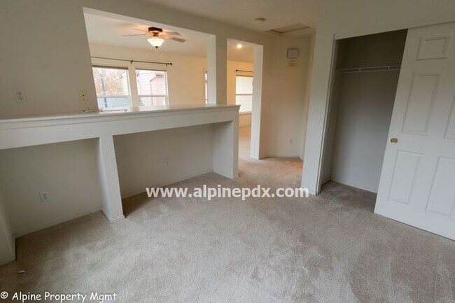 Building Photo - Great 2nd Floor Studio/Carriage House at O...