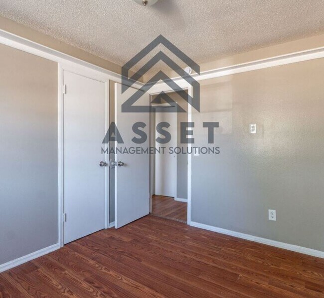 Building Photo - Cute 4 bedroom House