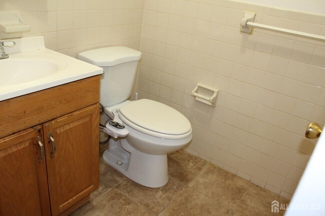 Building Photo - 820 Edison Glen Terrace