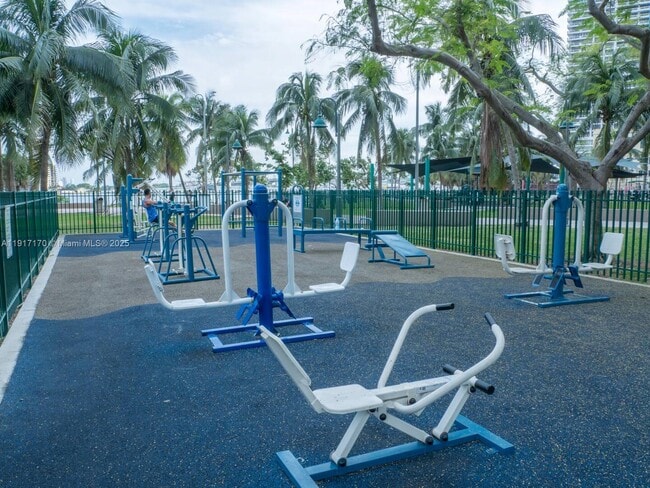 Building Photo - 1717 N Bayshore Dr