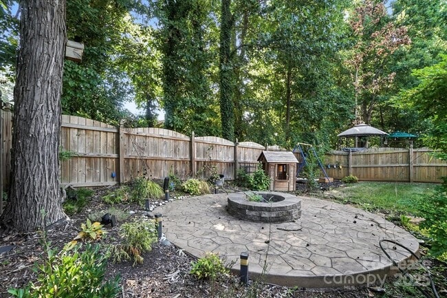 Building Photo - 1737 Hooper Court