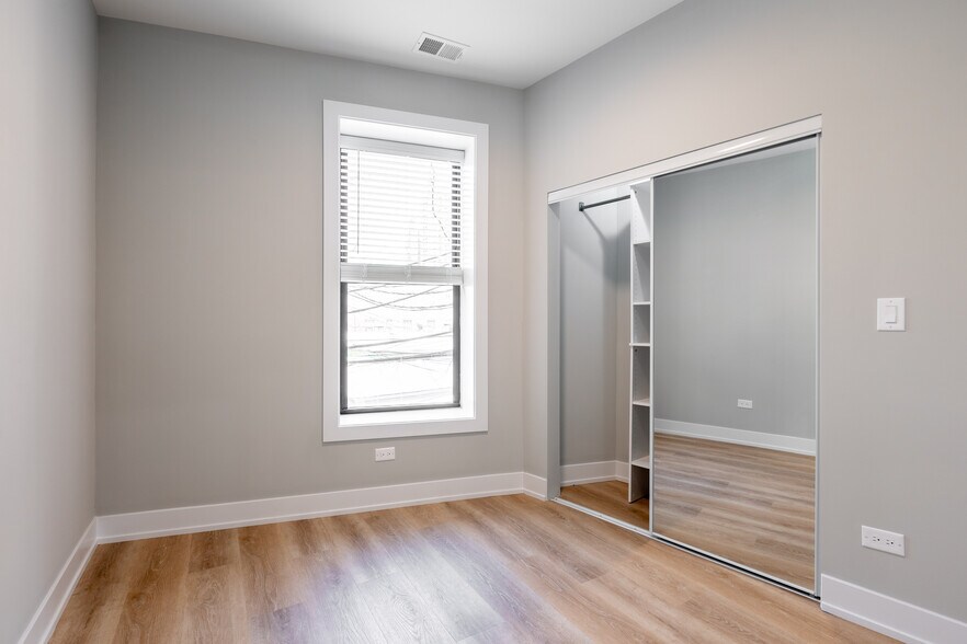 Building Photo - 437 W Belden Ave