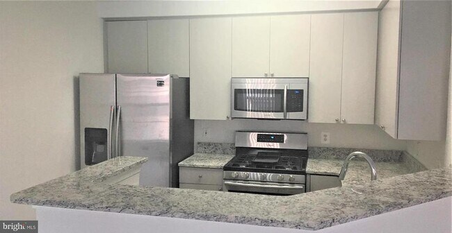 Building Photo - 2480 Angeline Dr
