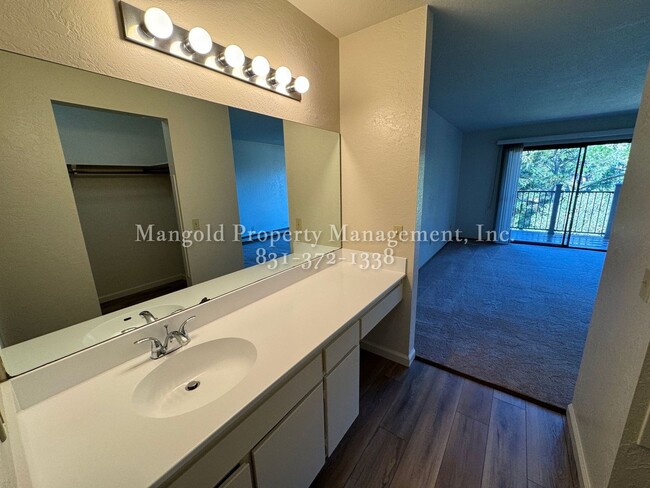 Building Photo - Tanglewood Condominium With Beautiful Bay Views, Fireplace, and Private Deck!!