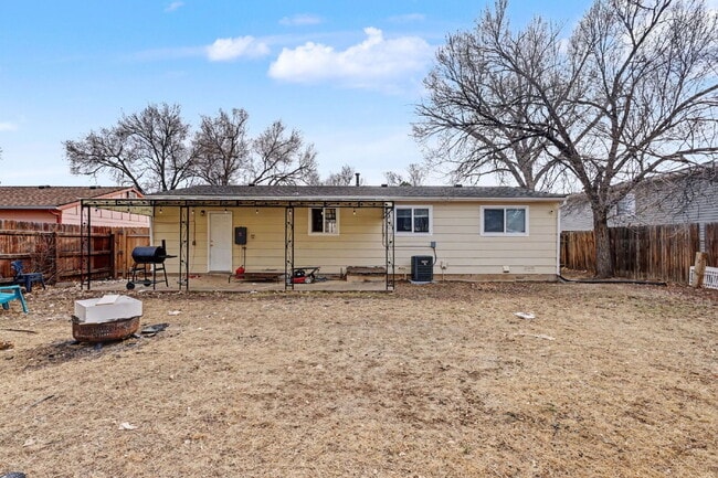 Building Photo - 695 Calle Entrada