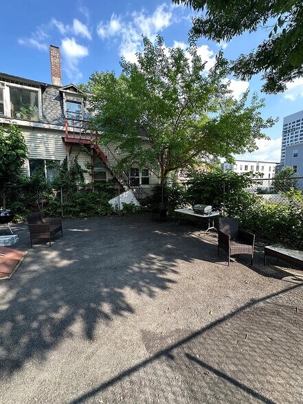 Building Photo - 384 Washington St