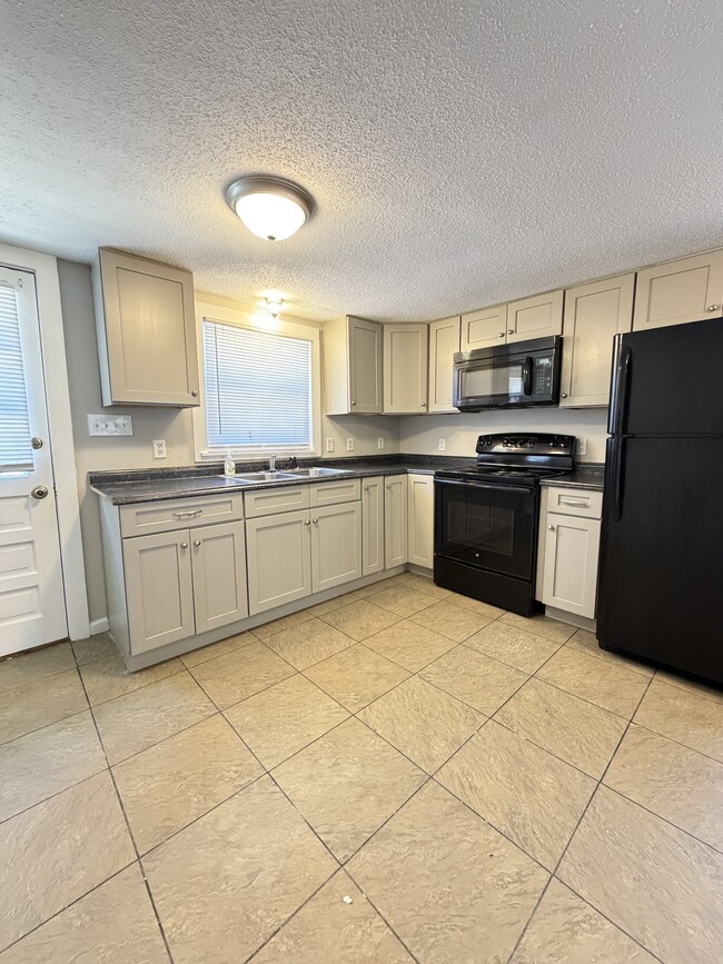 Building Photo - 919 N Walnut St