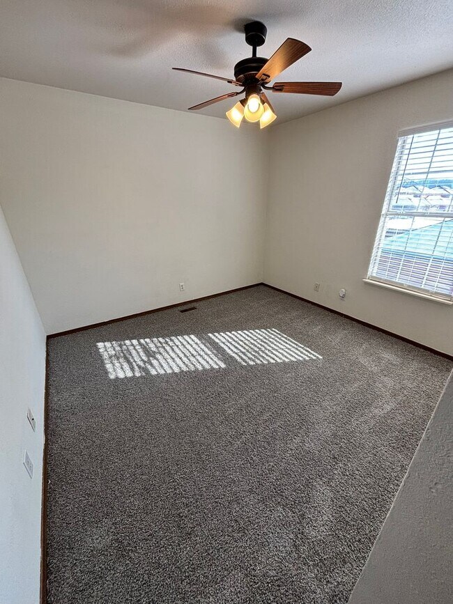 Building Photo - 822-824 N. Daisy Ln