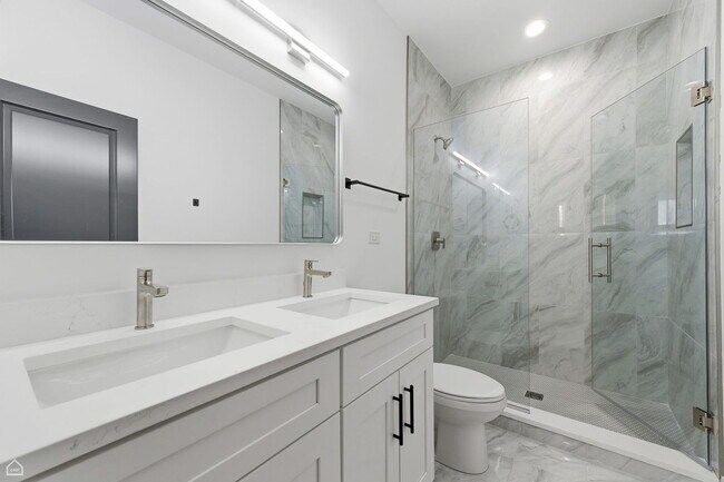 Building Photo - 861 E 63rd Pl