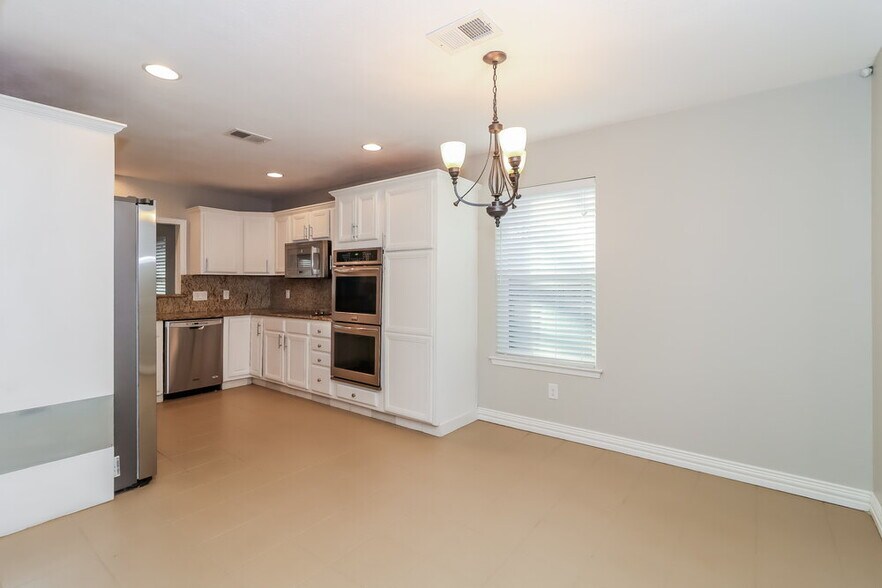 Building Photo - 2715 Hilldale Blvd
