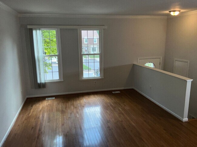 Building Photo - Very well maintained 3BR 3.5BA 3 level Colonial Townhome with fully fenced yard