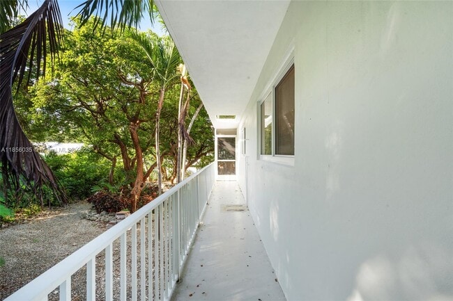 Building Photo - 242 Bougainvillea St