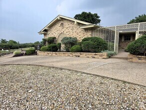 Building Photo - Yipee! Fabulous 2 bedroom, 2 bath home in ...