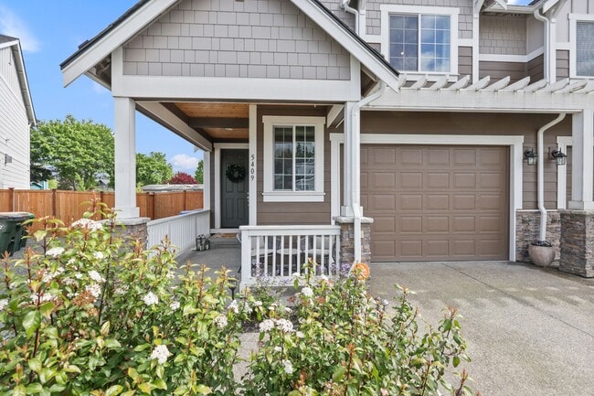 Building Photo - Spacious & Stylish 4-Bedroom A/C Townhome!