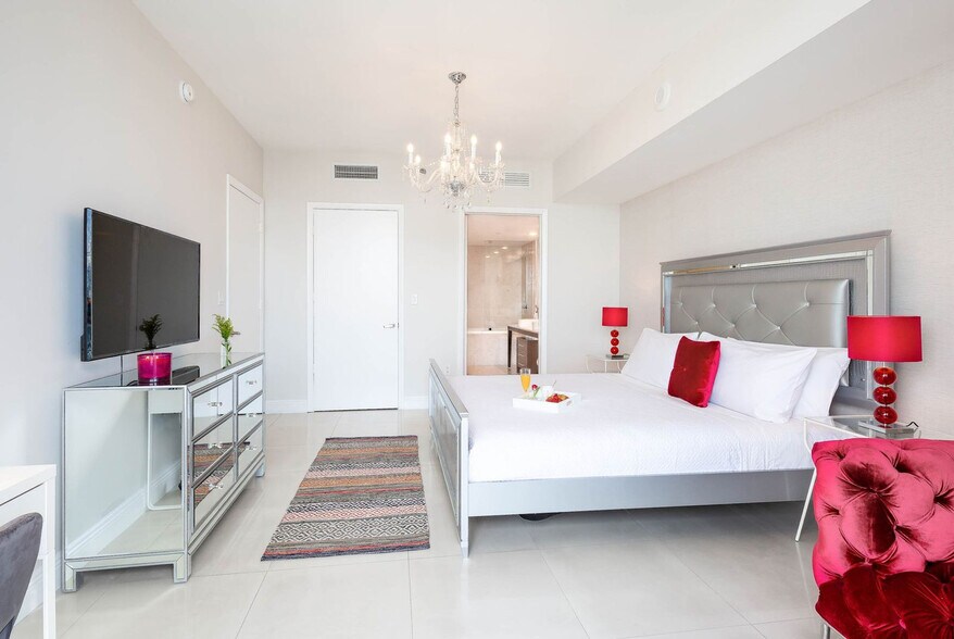 Building Photo - 485 Brickell Ave