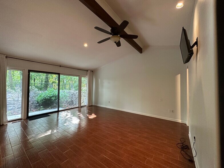 Building Photo - 66 Whispering Pines Dr