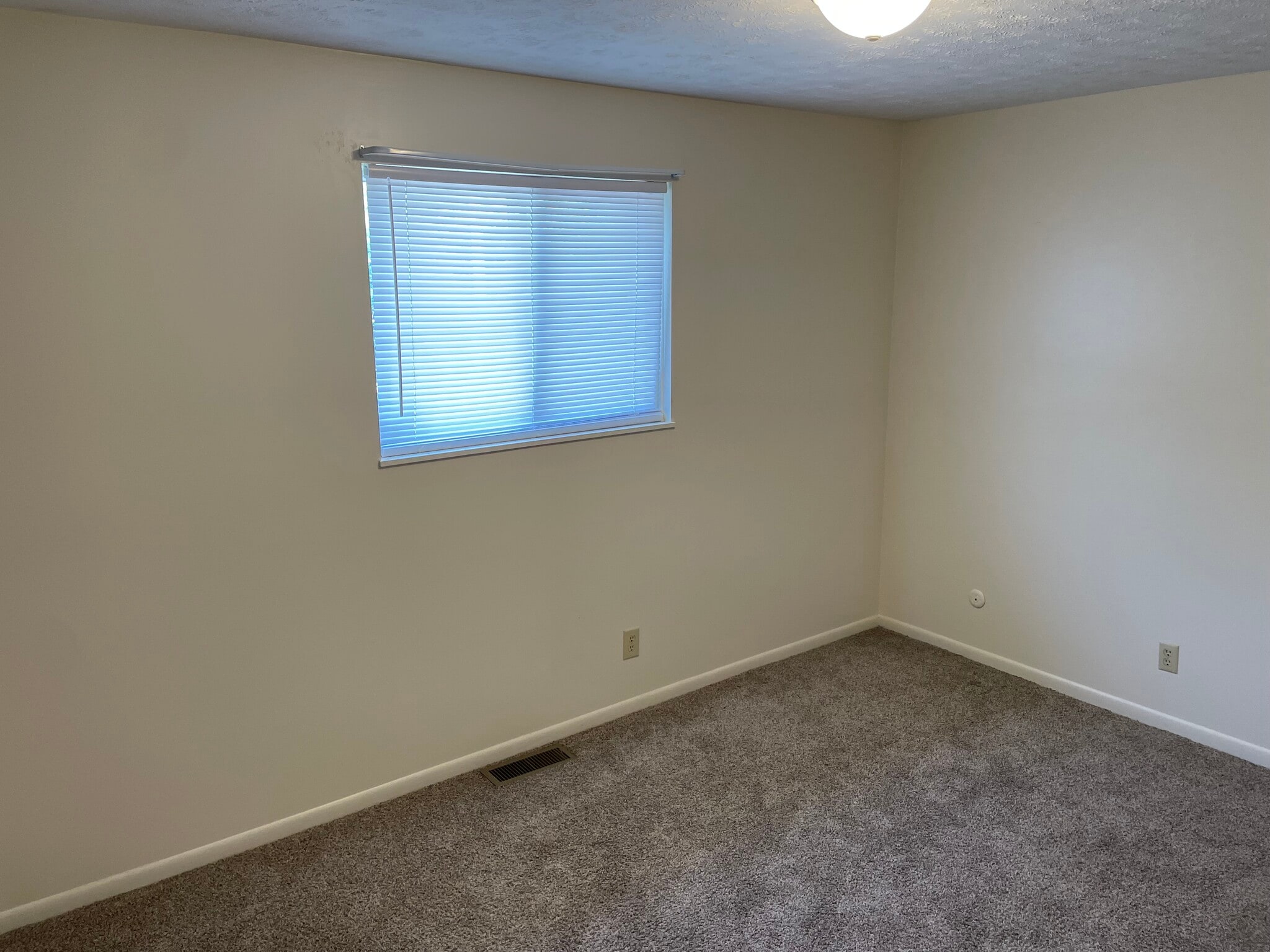 Building Photo - 204 E 9th St