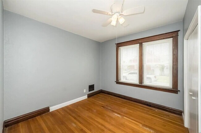 Building Photo - "Charming 2-Bed Duplex Retreat on Pennsylvania Ave – Spacious 1170 Sq Ft in Vibrant St. Louis!"