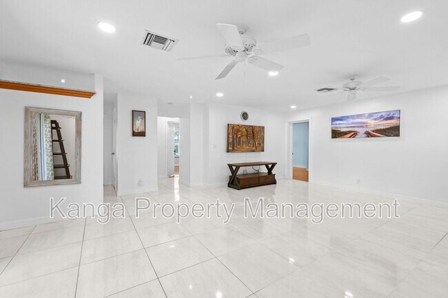 Building Photo - 244 Greymon Dr