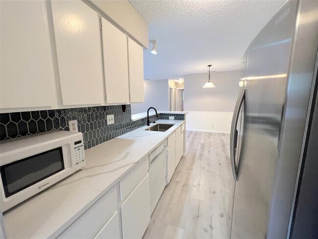 Building Photo - 9900 Hundred Oaks Cir