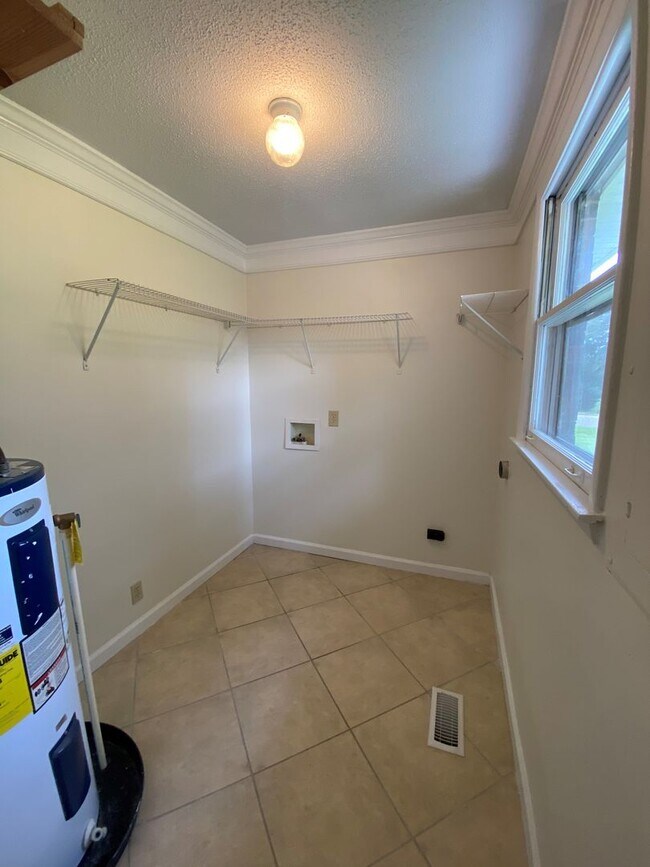 Building Photo - Pet Friendly Home For Rent Near Post!