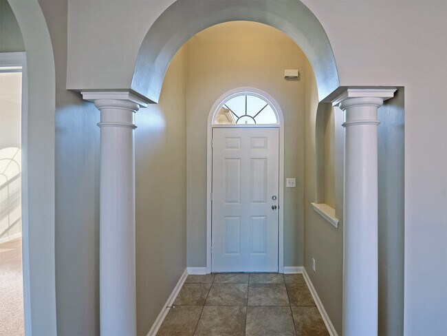 Building Photo - 3 bed, 2 bath with a Bonus room